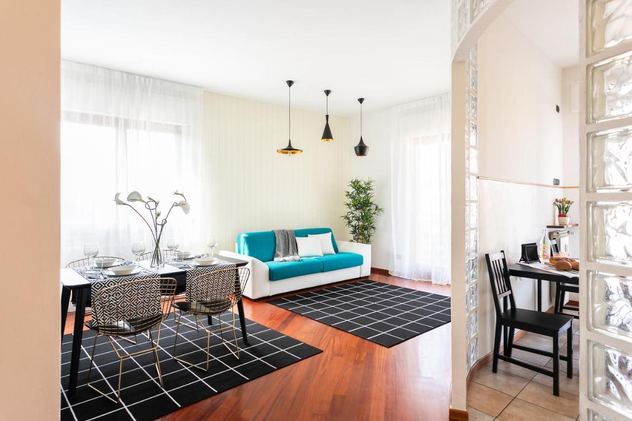 Santa Chiara Apartment By Myhomein코모 외부 사진
