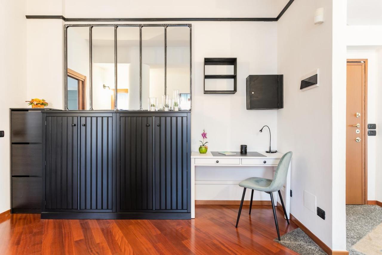 Santa Chiara Apartment By Myhomein코모 외부 사진