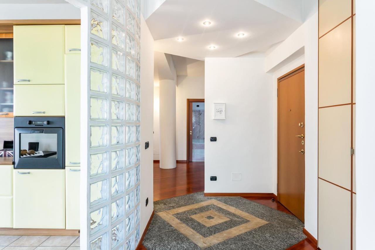 Santa Chiara Apartment By Myhomein코모 외부 사진